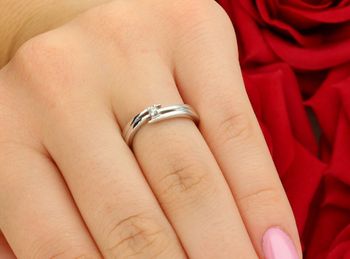 Elegancki pierścionek z białego złota próby 585 ozdobiony brylantem 0,03 ct, czystość SI1, barwa J. Certyfikat autentyczności. Idealny na prezent.3.jpg